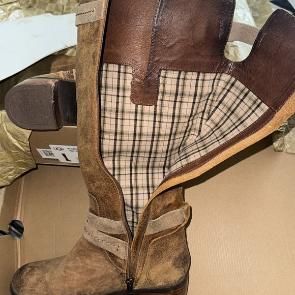 UGG-Darcie Model - Picture 3 of 5